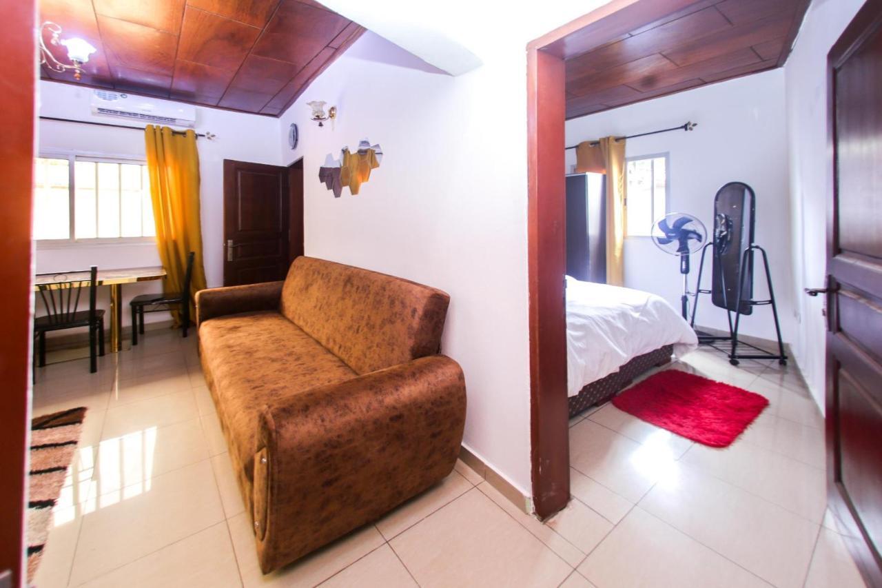 Studio Meuble Carrefour Bastos En Face Du Black And White Yaoundé Εξωτερικό φωτογραφία