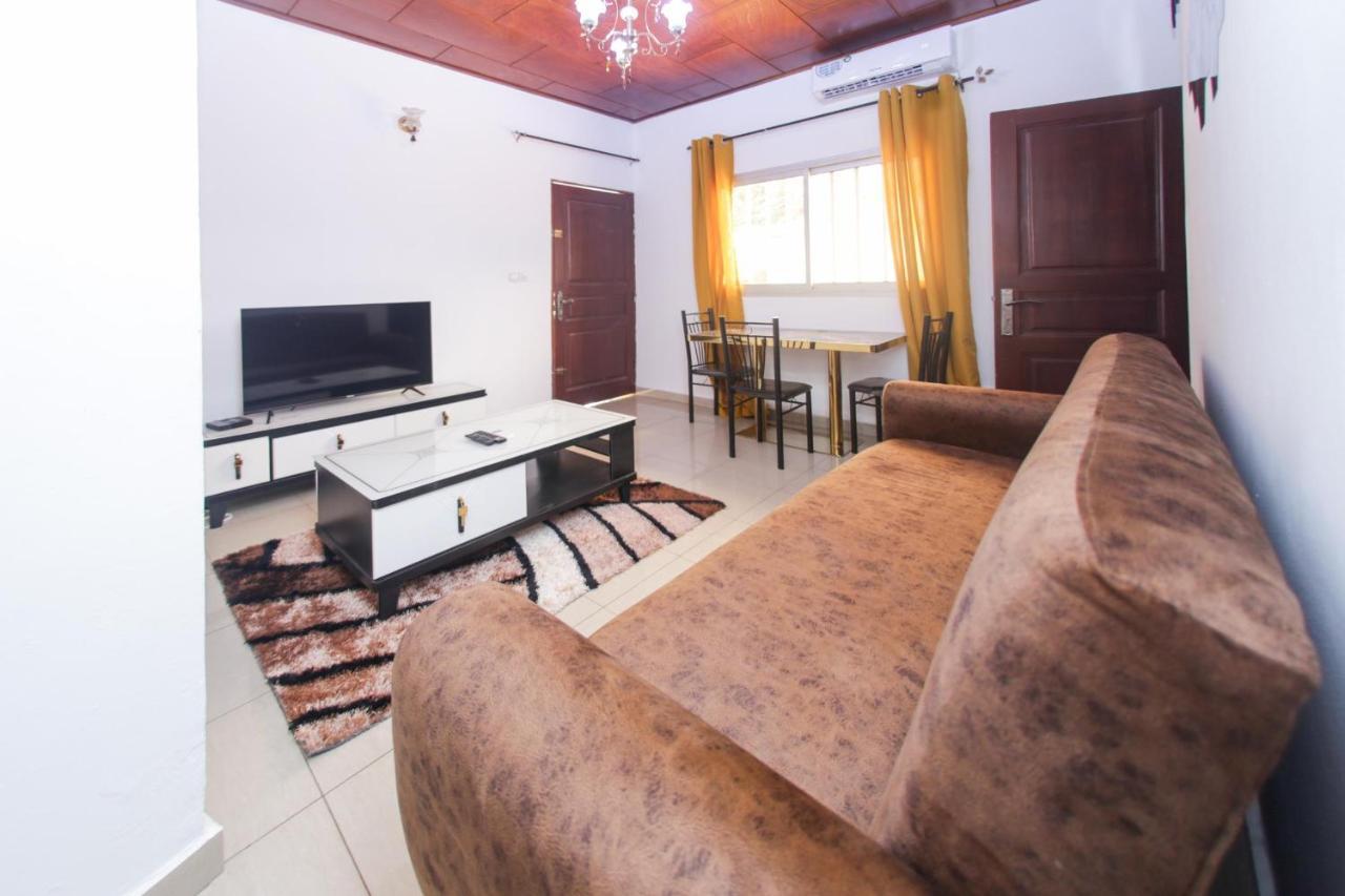Studio Meuble Carrefour Bastos En Face Du Black And White Yaoundé Εξωτερικό φωτογραφία
