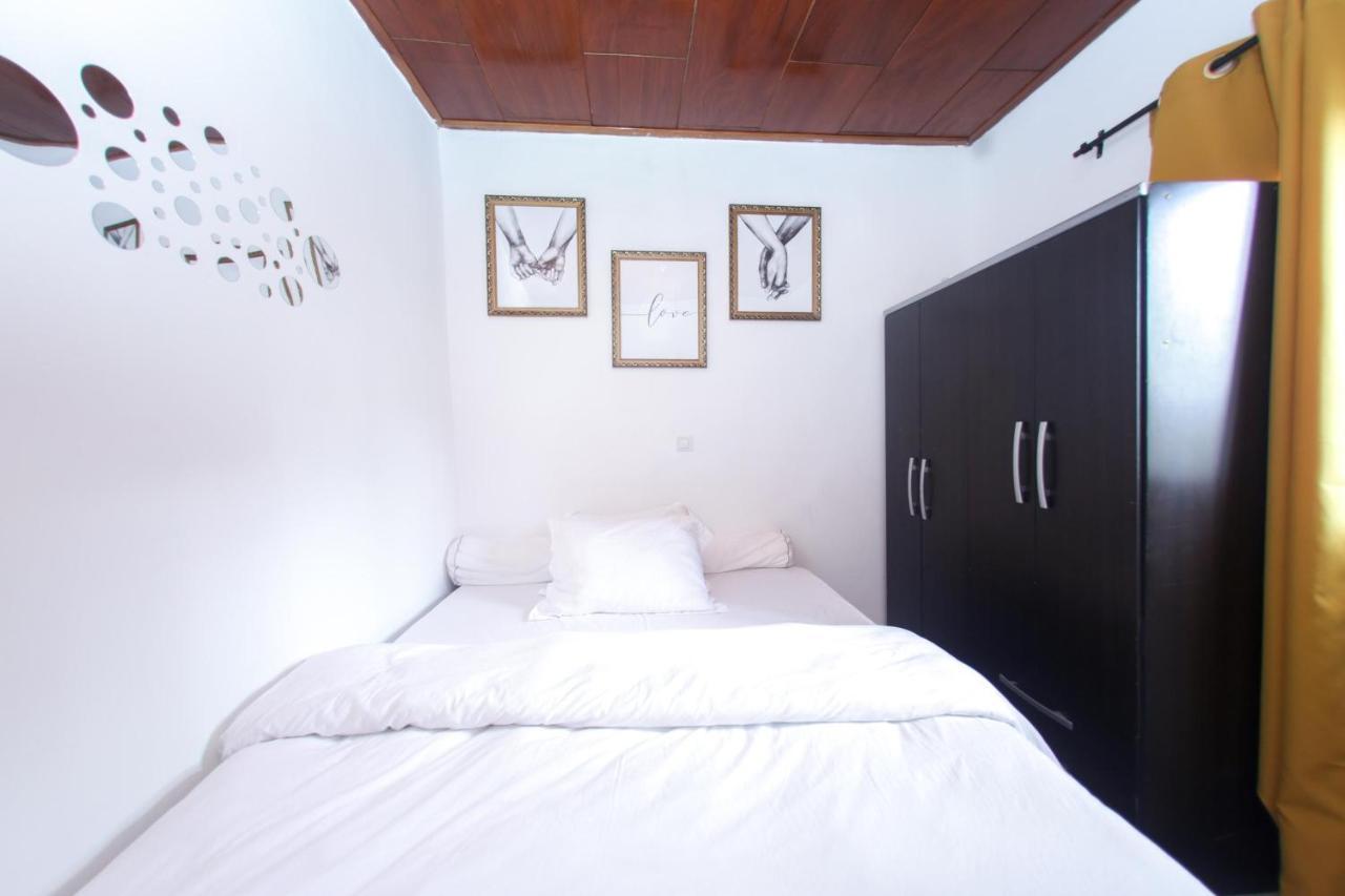 Studio Meuble Carrefour Bastos En Face Du Black And White Yaoundé Εξωτερικό φωτογραφία