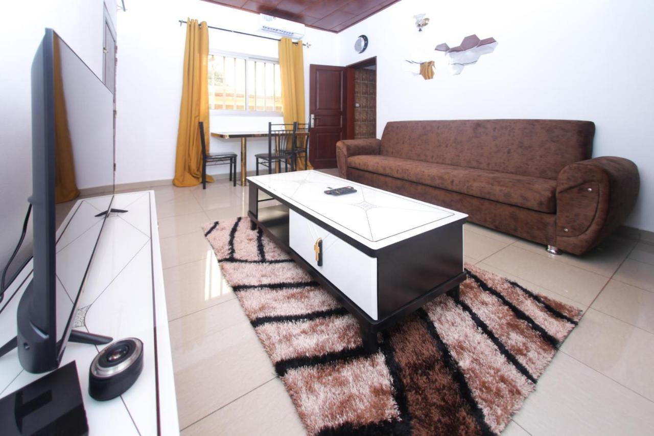 Studio Meuble Carrefour Bastos En Face Du Black And White Yaoundé Εξωτερικό φωτογραφία