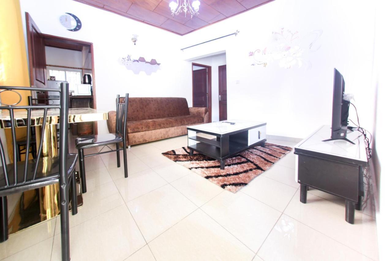 Studio Meuble Carrefour Bastos En Face Du Black And White Yaoundé Εξωτερικό φωτογραφία
