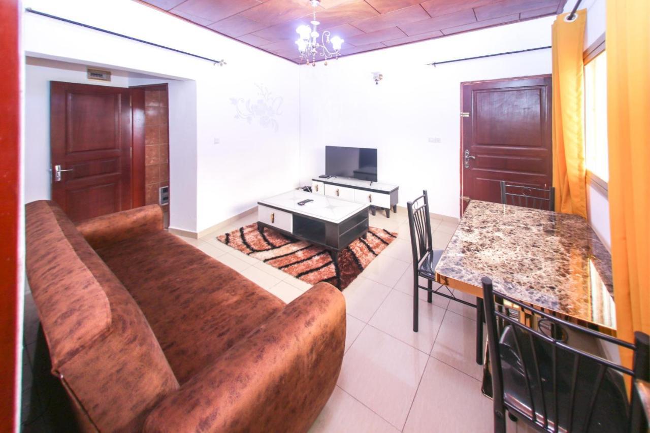 Studio Meuble Carrefour Bastos En Face Du Black And White Yaoundé Εξωτερικό φωτογραφία