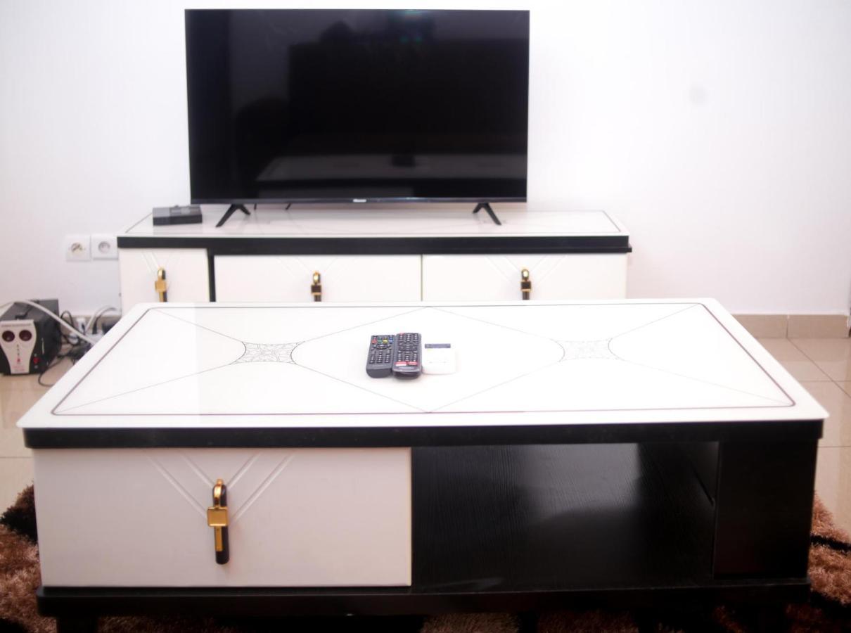 Studio Meuble Carrefour Bastos En Face Du Black And White Yaoundé Εξωτερικό φωτογραφία