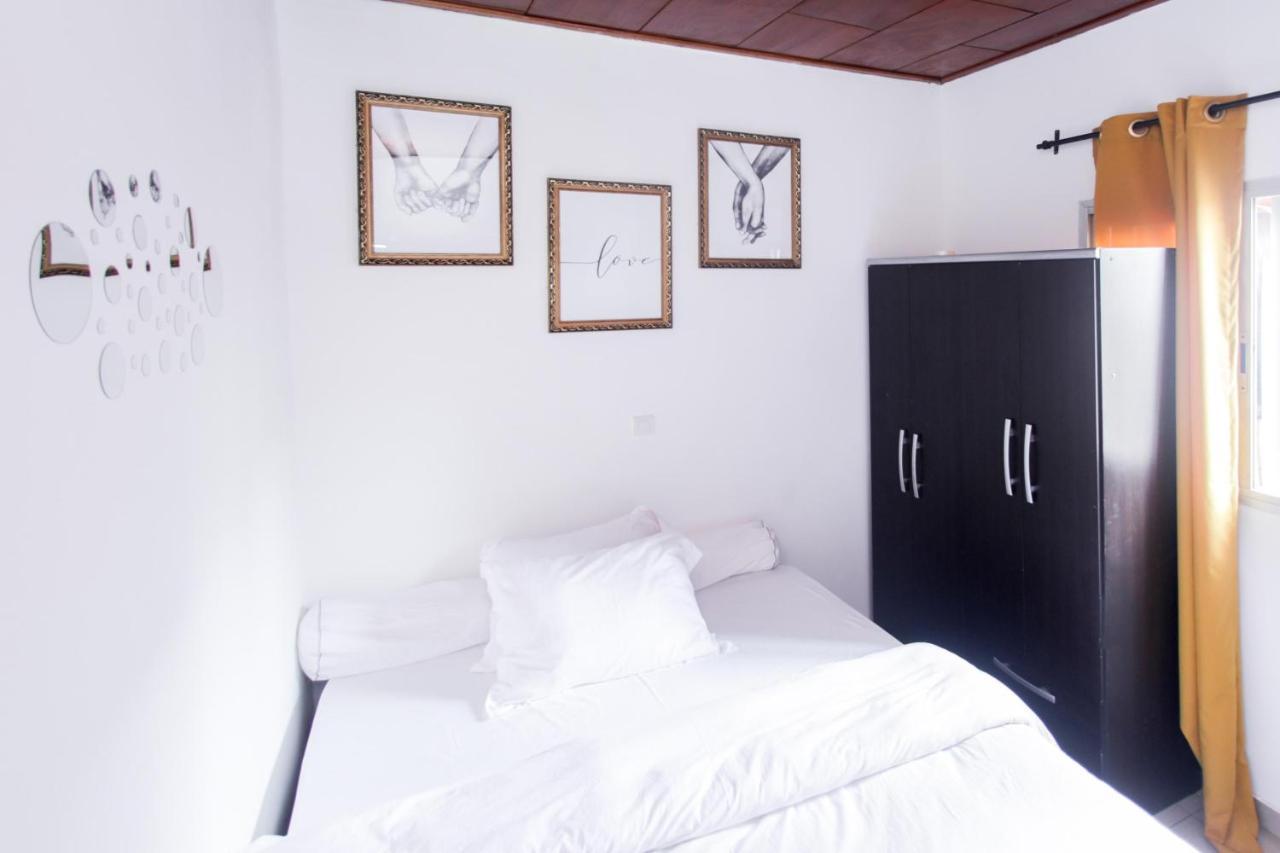 Studio Meuble Carrefour Bastos En Face Du Black And White Yaoundé Εξωτερικό φωτογραφία